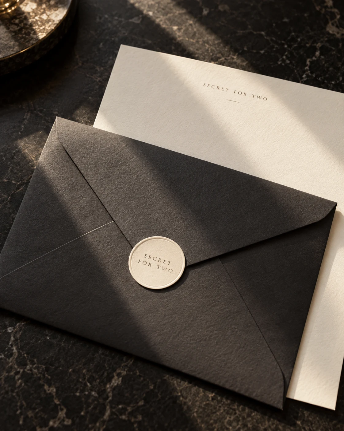 Een verzegelde envelop voor een nieuwe maandervaring